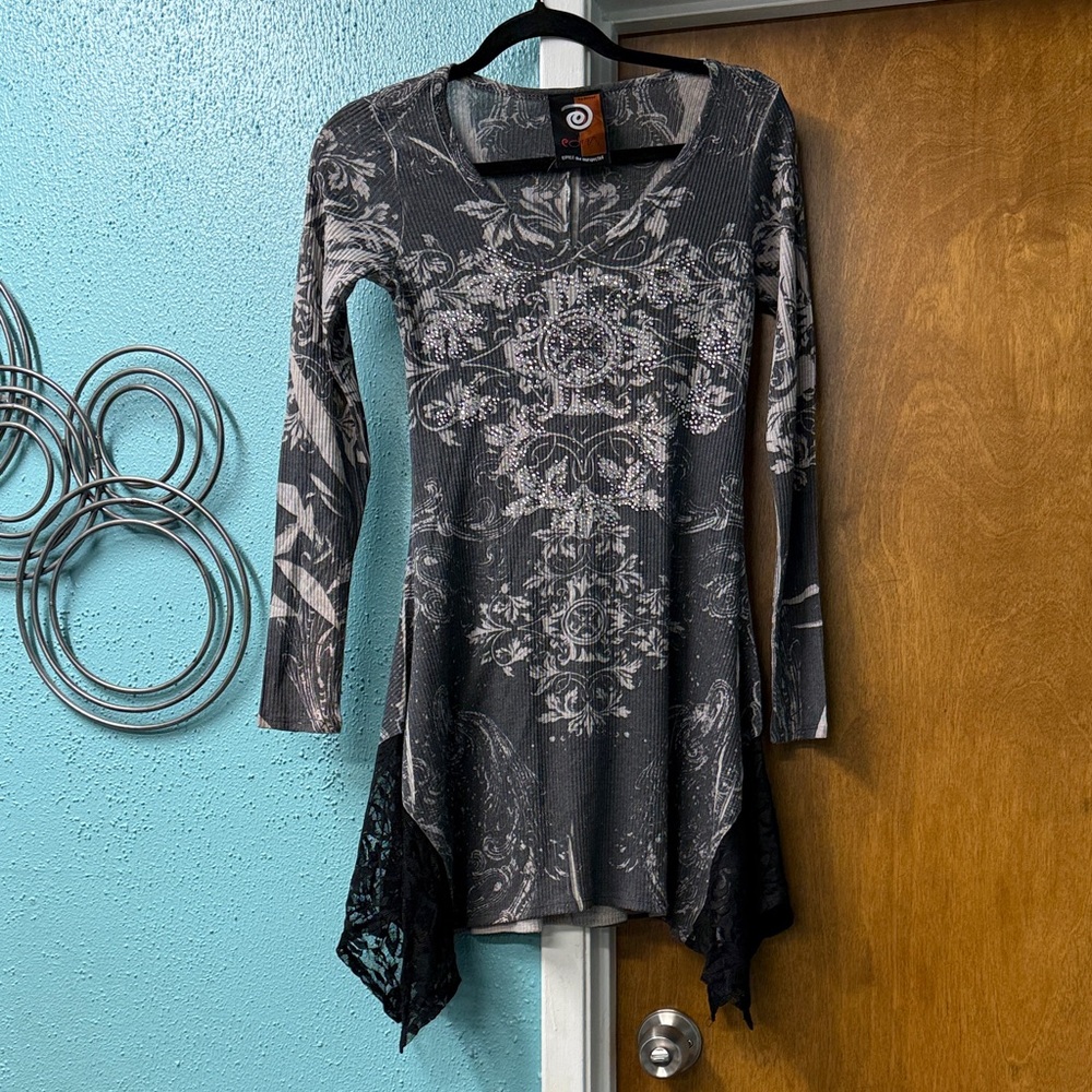 EDIN Gray and Black Patterned Top